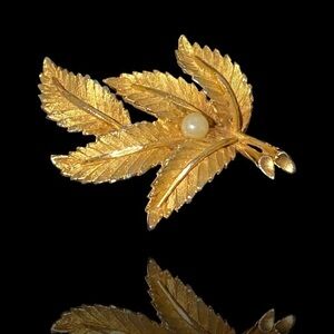 Retro Gold Tone Leaf Brooch with Faux Pearl
